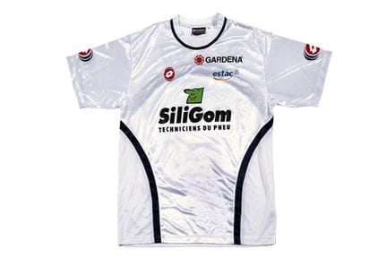 足球 弗雷德里克-丹茹

ESTAC Troyes 13 号球衣，2002-2003 赛季初在一场友