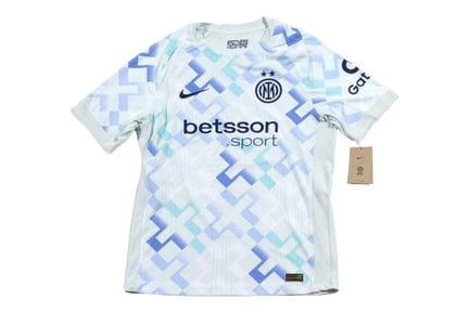 PORTUGUESE SOCCER

Official store jersey signed by