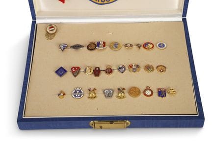 FOOTBALL Refereeing

This set includes an old "Clu