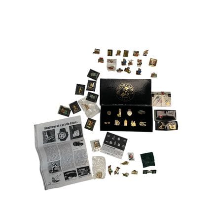 网球：罗兰·加洛斯别针套装

一套该赛事的别针。