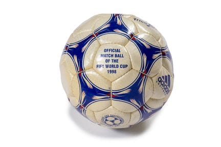 足球 1998年世界杯用球

1998年法国世界杯官方用球。阿迪达斯品牌。