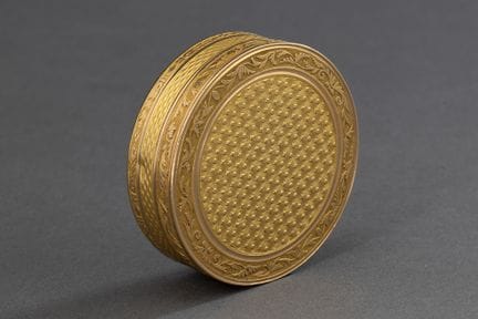 BONBONNIÈRE

Rund, aus Gelbgold (750 °/°°). Deckel