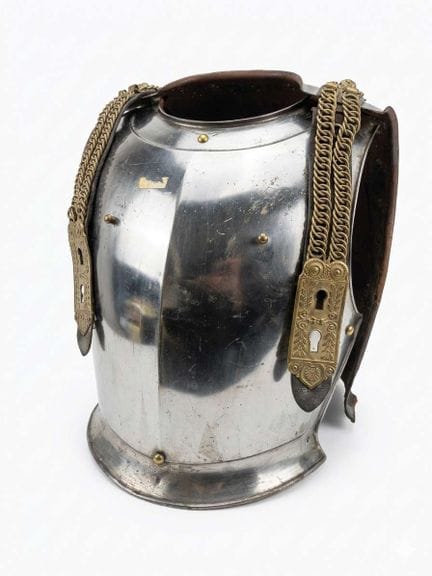 1855年式近卫军军官胸甲

胸甲前片出自克林根塔尔（Klingenthal）工坊，原配21枚黄铜铆