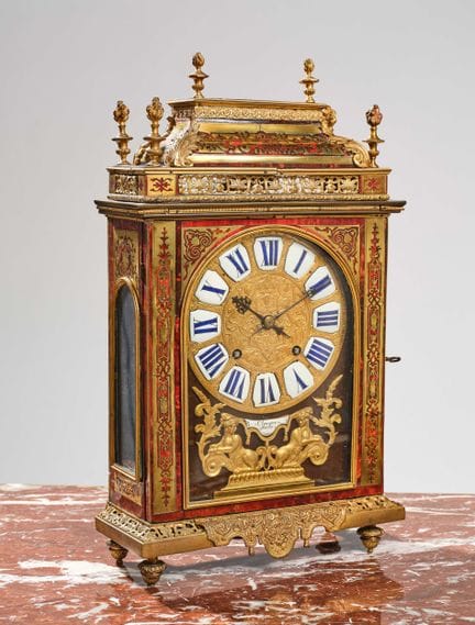 ~ RELIGIÖSE UHR

Rechteckig, aus rotem Schildpattf