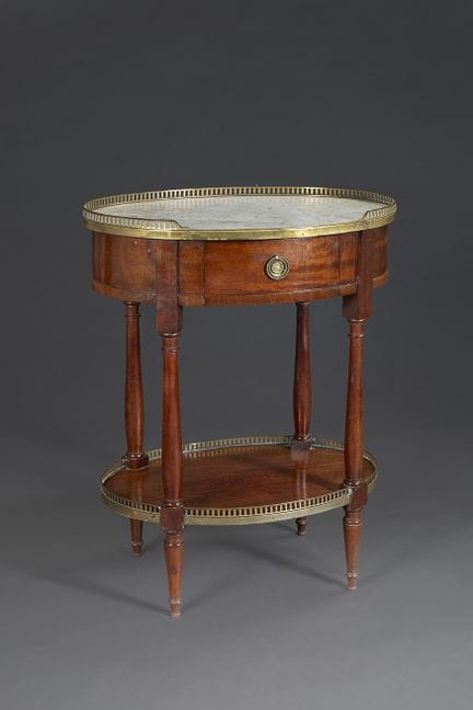 ~ FLIEGENDER COUCHTISCH

Oval geformt, aus Mahagon