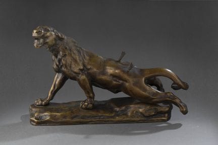 据查尔斯·瓦尔顿（1851-1918）作品

受伤的母狮

青铜雕塑，表面呈古铜色。
底座上留有签名