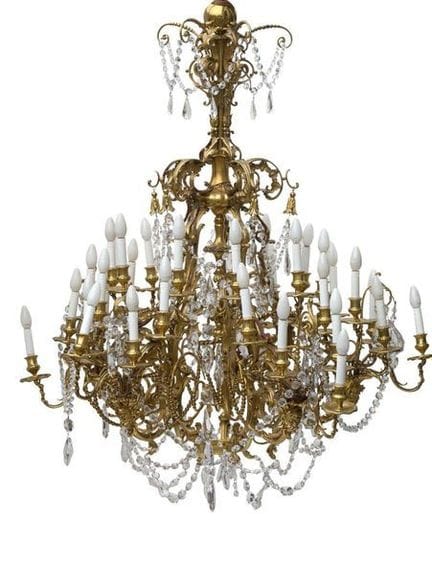GROSSER, MONUMENTALER KRONLEUCHTER

Mit 35 Lichtpu