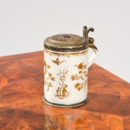 CHOPINE MIT GOLDCHINESEN-DEKOR

Tankard aus weißem