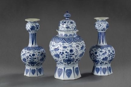DELFT

Fayence-Garnitur mit chinesischem Dekor in 