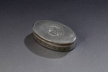 椭圆形鼻烟盒

950°/°°纯银制成，饰有风格化图案的浮雕饰带。盒盖通过铰链开启，饰有一幅嵌入椭圆