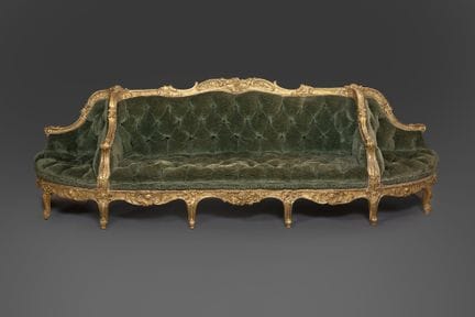 BEDEUTENDES SOFA MIT BEISTELLSESSELN

Prunkvolles 