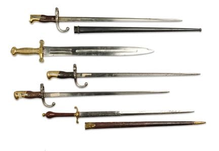 五件武器套装

包含：

-三把1874型格拉斯刺刀，其中一把带刀鞘。
长度：64至66厘米。
-1