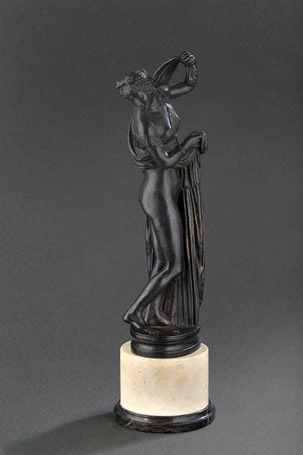 仿古作品

“美臀维纳斯”

带棕色包浆的青铜。
“大旅行”时期作品，19世纪中叶。
底座为白色大理