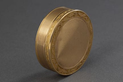 BONBONNIÈRE

aus 750er Gelbgold. Der Boden ist mit