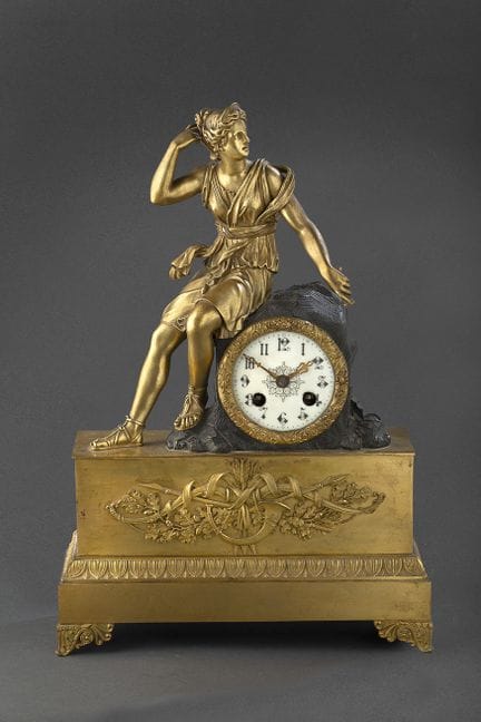 DIANE-PENDELUHR

Aus ziselierter Bronze mit doppel