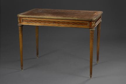 MESA DE CENTRO

De forma rectangular, de madera, c