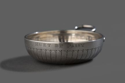 PUIFORCAT

950°/°°纯银酒壶，饰有滚花和圆点浮雕图案。壶身刻有姓名：Jean Hue