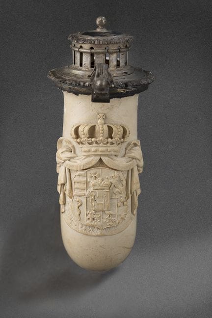 PFEIFENKOPF

aus Meerschaum, der Pfeifenkopf mit R