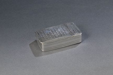 长方形药盒

950°/°°纯银制成，饰有风格化的雕刻图案。盒盖通过铰链开启，饰有交错纹和棕榈叶纹。