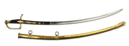 约1800年轻骑兵军官佩剑

黄铜与乌木剑镶件。
剑帽呈圆顶状，连接处呈圆弧形且中空，剑桥呈杏仁形，