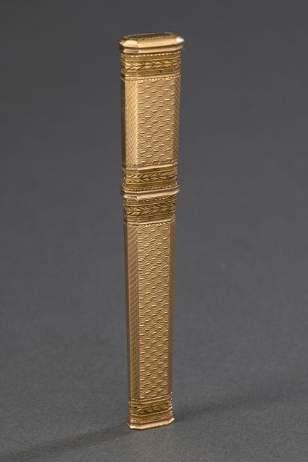小型蜡盒

750°/°°金制。呈套筒状，饰有扭花纹。边缘饰有叶纹浮雕。
公鸡头印记。
18世纪末或