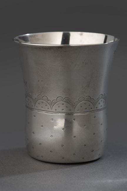 郁金香形银杯

925°/°°纯银杯，饰有浮雕卷带纹和风格化图案。杯身刻有“Adriane”名字。
