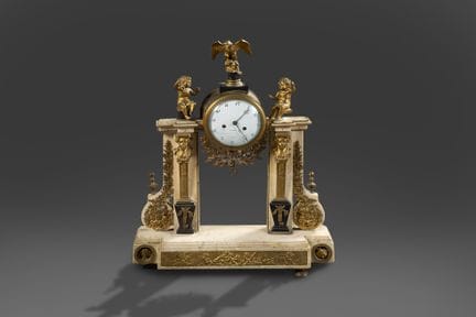 BEDEUTENDE PORTIK-UHR

aus weißem Marmor und zisel