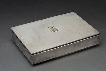 WOLFERS

烟盒上饰有比利时国王查尔斯（1903-1983）的徽章：王冠下的双C浮雕图案。该烟