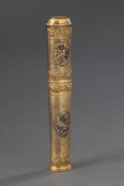 WACHSETUI

aus 843 °/°° Gold. Oval-röhrenförmig. D