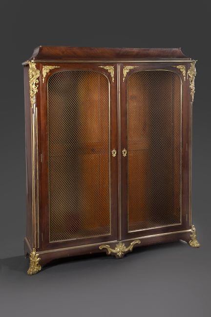 GITTERBÜCHSCHRANK

Aus Furnierholz, mit gewölbtem 