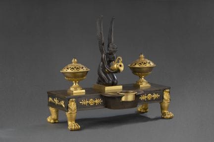 TINTENFASS IM EMPIRE-STIL

Aus Bronze mit doppelte