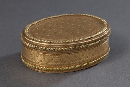 OVALE TABAKDOSE

aus Gelb- und Grüngold, der Decke