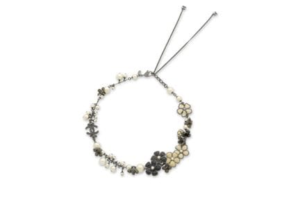 CHANEL

Collier

En métal ruthénium retenant des f