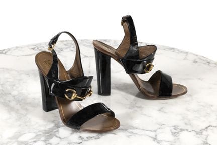 GUCCI

Paire de sandales

En cuir verni noir, garn