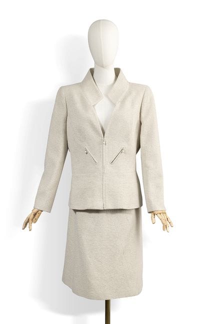 CHANEL

Ensemblecomprenant une veste et une jupe (