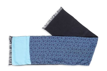 HERMÈS

Echarpe

En angora marine et twill de soie