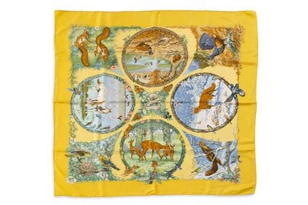 HERMÈS

Carré

En twill de soie imprimé d'un motif