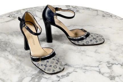 LOUIS VUITTON

Paire d'escarpins salomé à talon

E