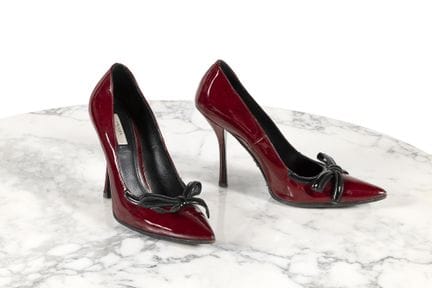 PRADA

Paire d'escarpins

En cuir verni carmin et 