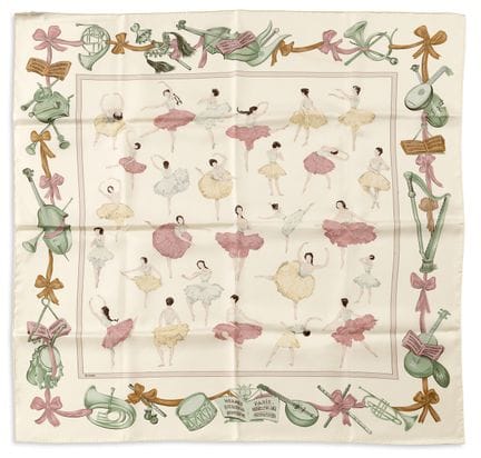 HERMÈS

Carré

En twill de soie imprimé d'un motif
