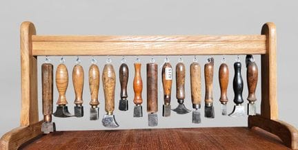 15 outils de cordonnier bourrelier sur le socle en