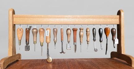 15 outils de cordonnier bourrelier sur le socle en