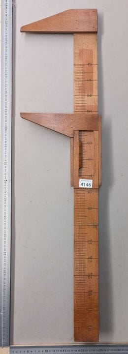 Ancien bastringue en bois pour forestier - Dimensi
