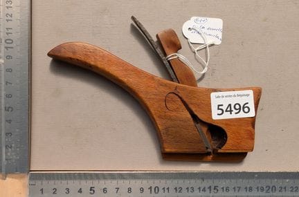 Petit rabot spécialisé en bois sculpté, forme inha