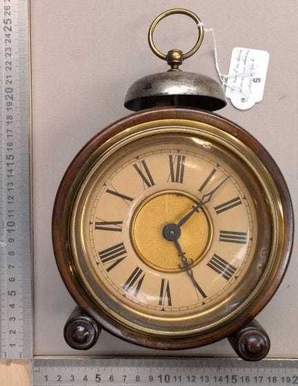 Ancien réveil en bois dans son état - Dimensions e