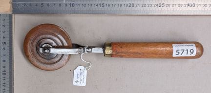 Ancienne roulette avec manche en bois - Dimensions