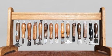 15 outils de cordonnier bourrelier sur le socle en