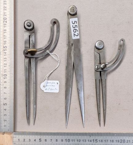 Trois compas anciens estampillés - Dimensions et é
