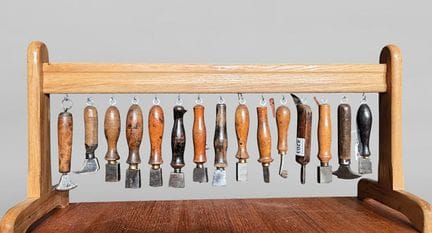 15 outils de cordonnier bourrelier sur le socle en