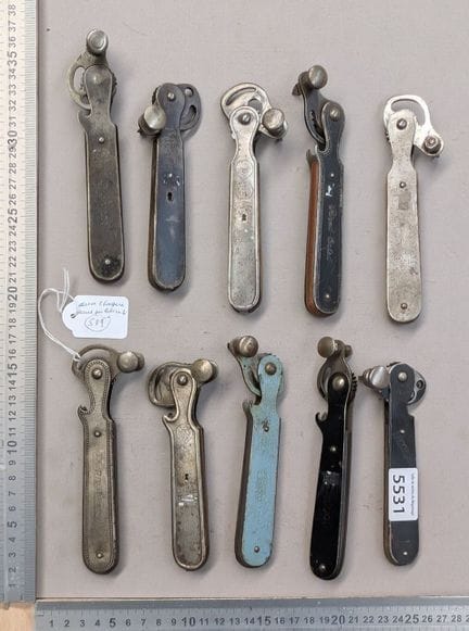 10 anciens ouvre-boîtes métalliques manuels différ